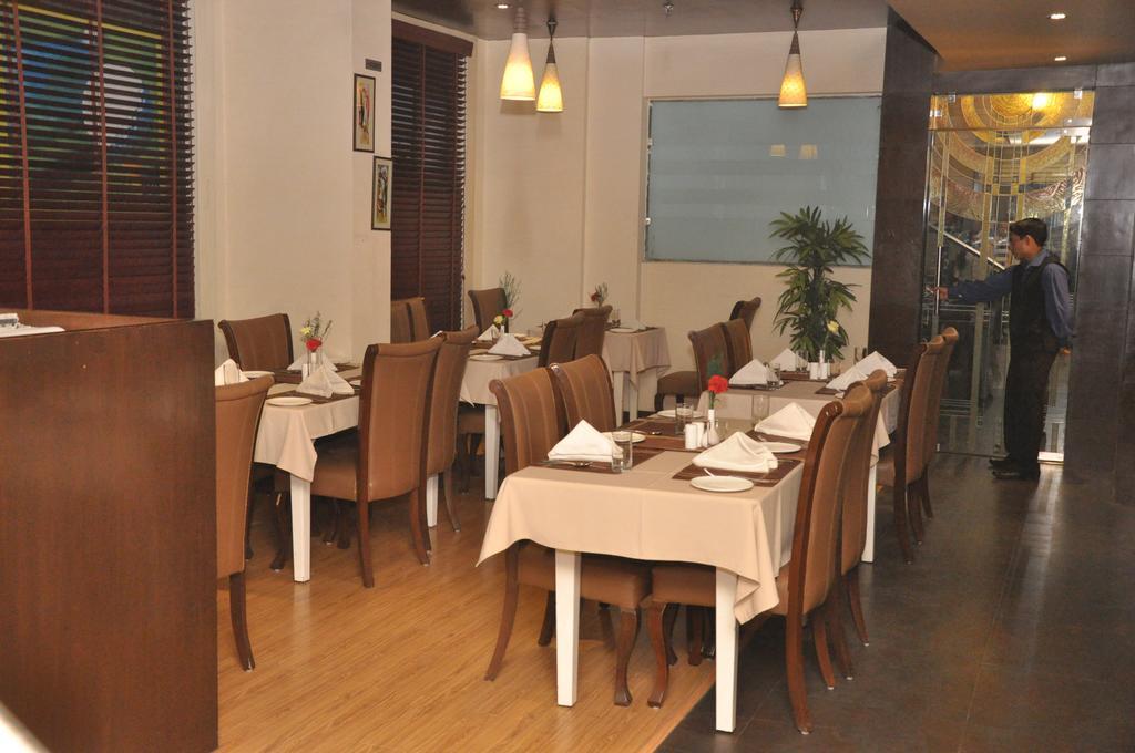 Hotel Golf View Noida Exterior photo