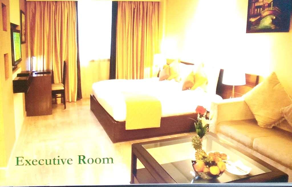 Hotel Golf View Noida Room photo